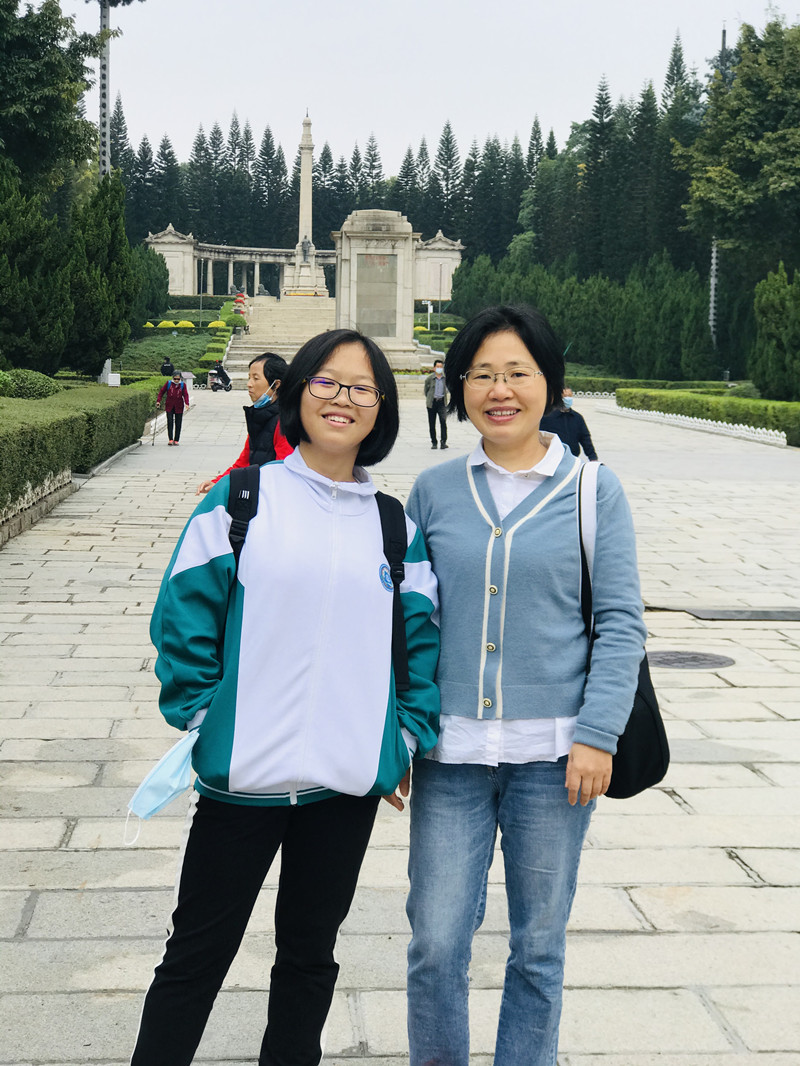 刘欣和妈妈_副本.jpg 刘欣和妈妈_副本.jpg