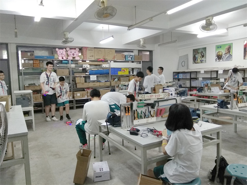 陈耀汉老师指导学生准备科技节无人机表演.jpg 陈耀汉老师指导学生准备科技节无人机表演.jpg
