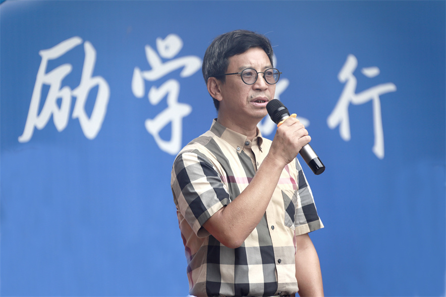 学校理事长莫道明教授.jpg